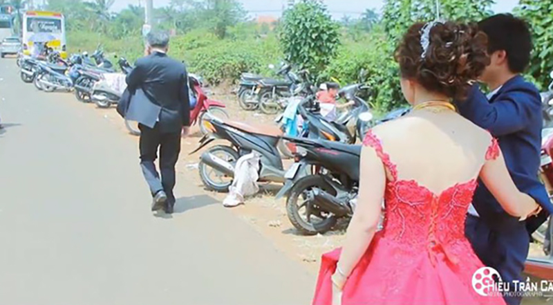 Nổi tiếng vì clip bố gạt nước mắt tiễn con về nhà chồng, cô gái Sài Gòn tiết lộ chuyện hậu trường cảm động